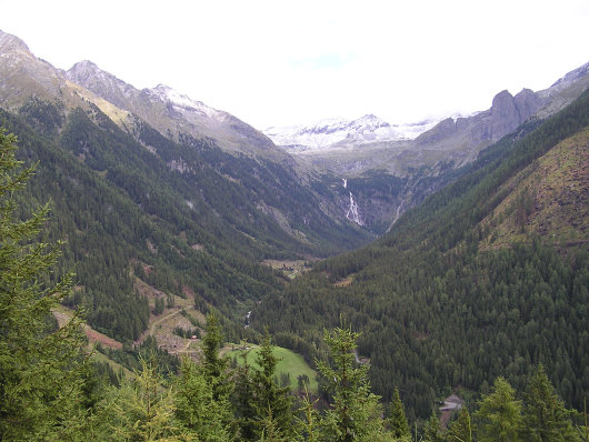 Vom Umkehrpunkt der Blick in das Riekental. Deutlich ist der Wasserfall am Talende erkennbar. Links unterhalb des Wasserfalls liegt die Zandlacher Hütte.